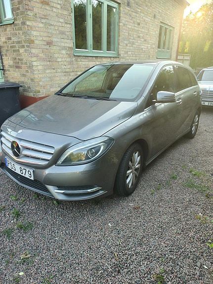 Mercedes-Benz B180 2 of 5
