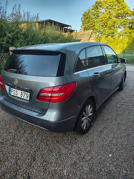 Mercedes-Benz B180 4 of 5