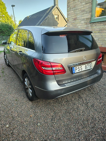 Mercedes-Benz B180 3 of 5