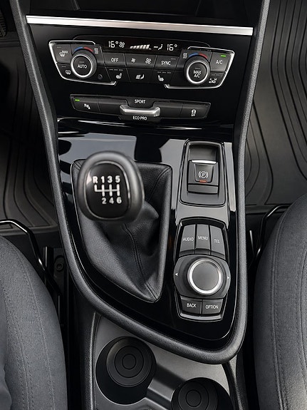 BMW 218i 9 of 17