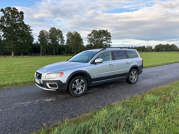 Volvo XC70 2 of 12