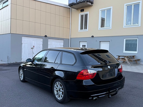 BMW 320i 5 of 9