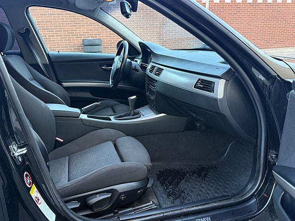 BMW 320i 9 of 9