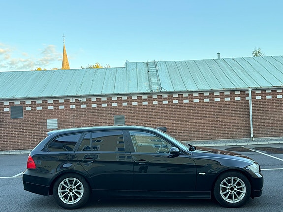 BMW 320i 3 of 9