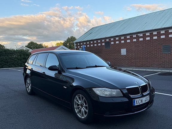 BMW 320i 2 of 9