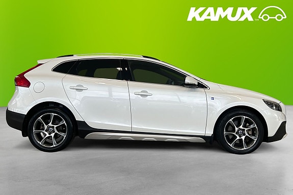 Volvo V40 Cross Country 2 of 26