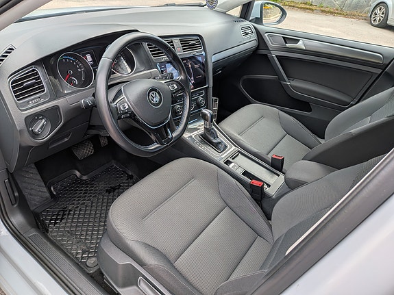 Volkswagen e-Golf VII 6 of 8