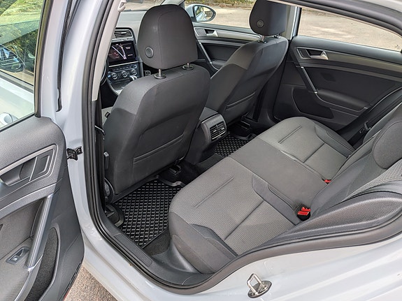 Volkswagen e-Golf VII 7 of 8