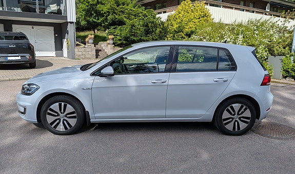 Volkswagen e-Golf VII 2 of 8