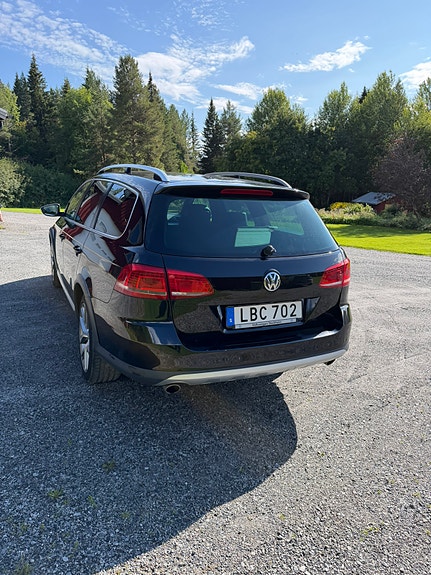 Volkswagen Passat Alltrack 3 of 6
