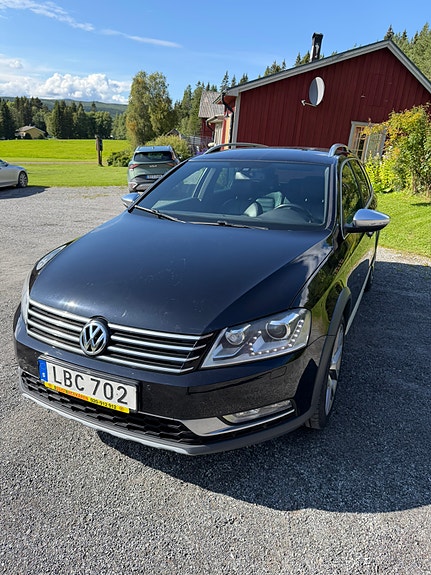 Volkswagen Passat Alltrack 2 of 6