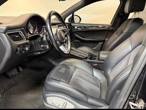Porsche Macan S 3 of 9