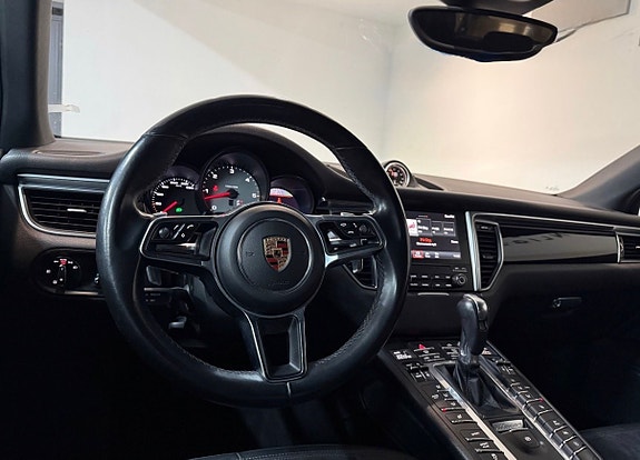 Porsche Macan S 4 of 9
