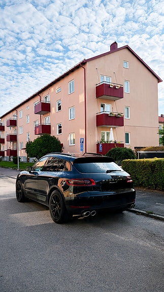 Porsche Macan S 2 of 9
