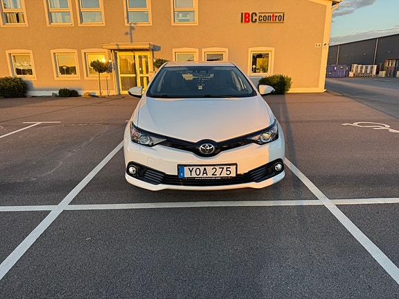 Toyota Auris 2 of 12