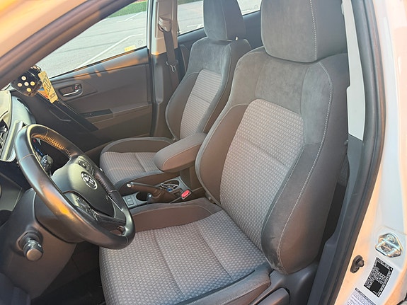 Toyota Auris 8 of 12