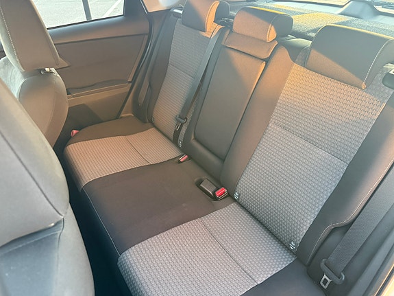 Toyota Auris 9 of 12