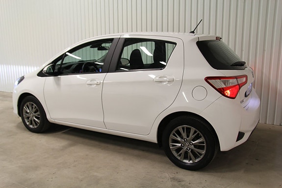 Toyota Yaris 3 of 20