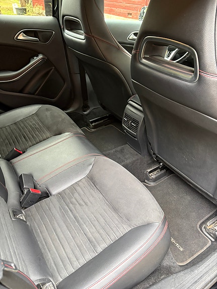 Mercedes-Benz GLA200 6 of 8