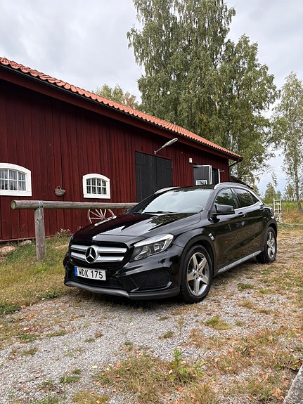 Mercedes-Benz GLA200 2 of 8