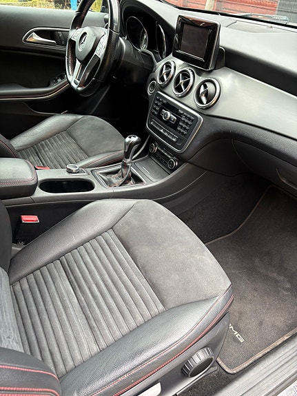 Mercedes-Benz GLA200 5 of 8