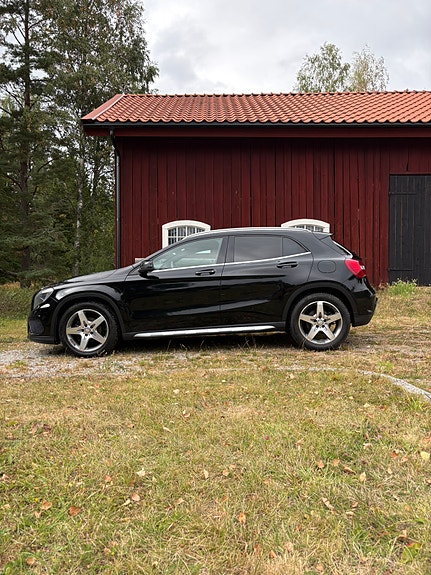 Mercedes-Benz GLA200 3 of 8