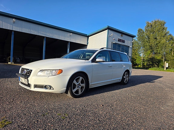 Volvo V70 2 of 4