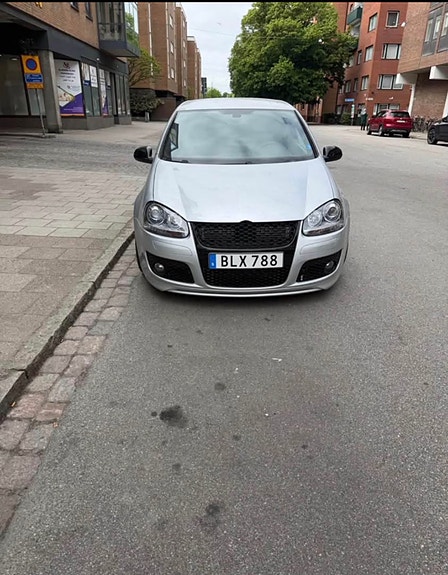 Volkswagen Golf V 2 of 8