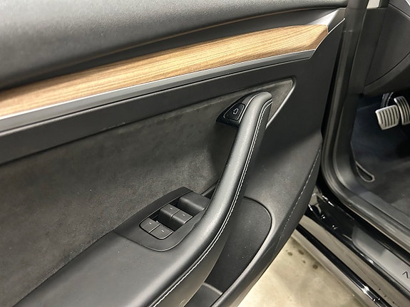 Tesla Model 3 12 of 17