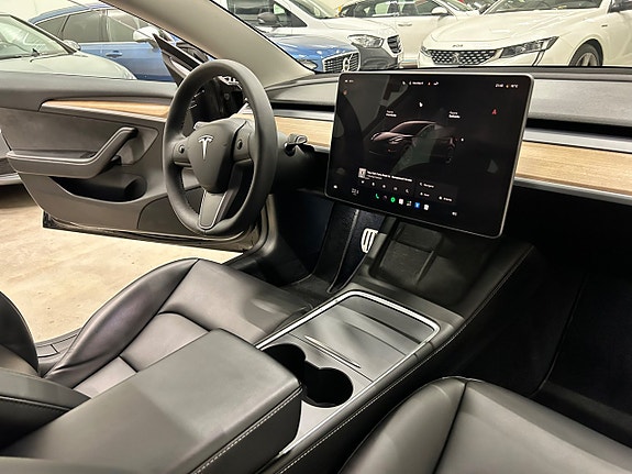 Tesla Model 3 11 of 17