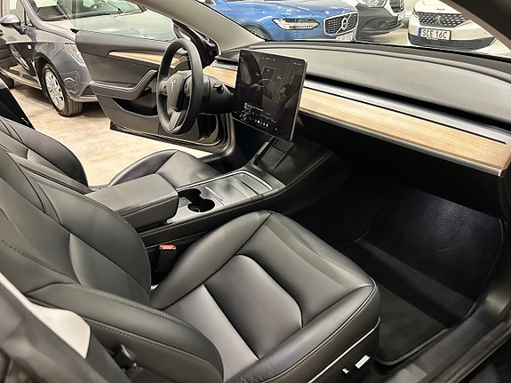 Tesla Model 3 10 of 17