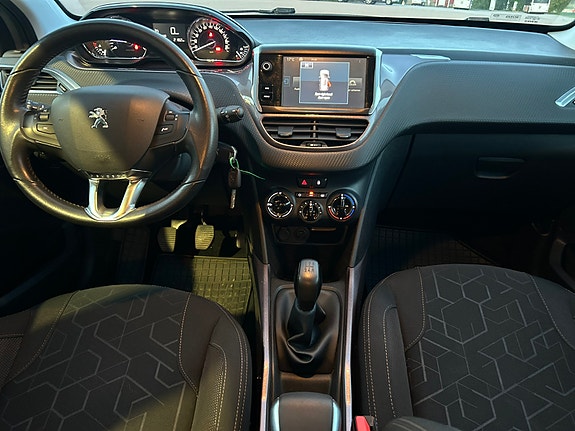 Peugeot 2008 5 of 8