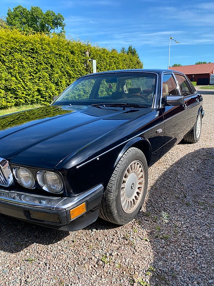 Jaguar XJ 3 of 8