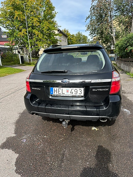 Subaru Legacy Outback 4 of 10