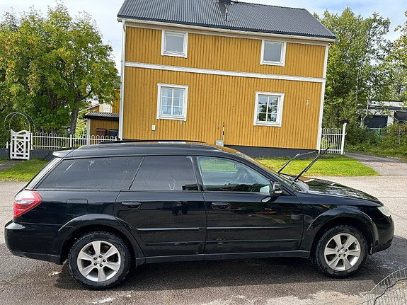 Subaru Legacy Outback 3 of 10