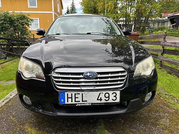 Subaru Legacy Outback 2 of 10