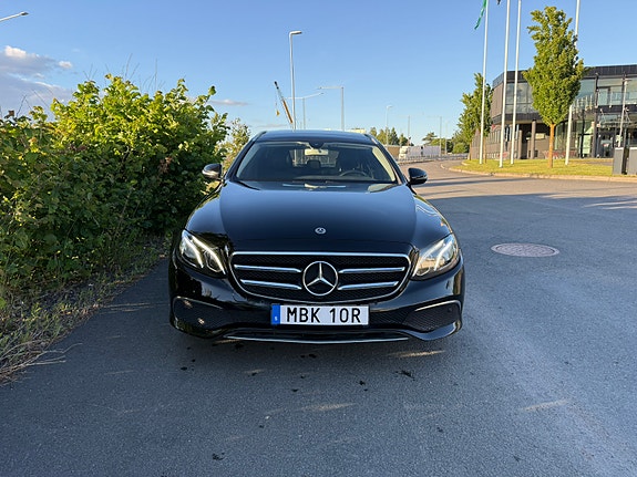 Mercedes-Benz E220 2 of 13