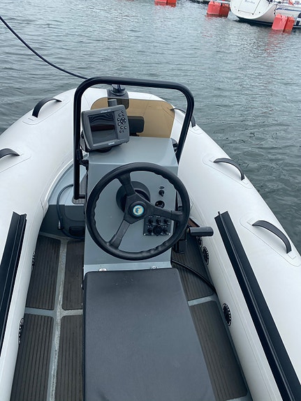 Fullutrustad Great White 270 aluminium jockeysäte med 20hk 4t båda från 2019 16 of 19