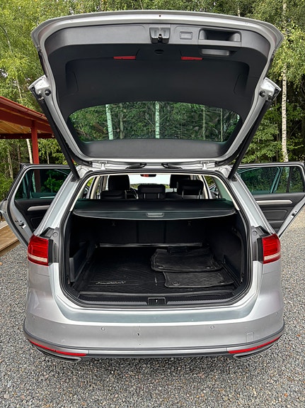 Volkswagen Passat Alltrack 6 of 10