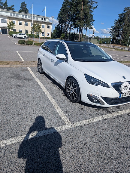 Peugeot 308 SW 2 of 5