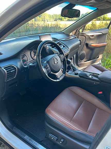 Lexus NX300h 5 of 7