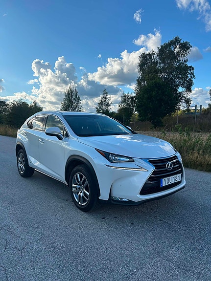 Lexus NX300h 2 of 7