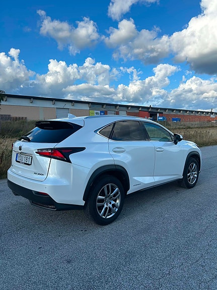 Lexus NX300h 4 of 7