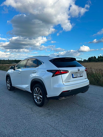 Lexus NX300h 3 of 7
