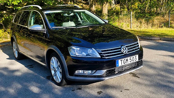 Volkswagen Passat Alltrack 2 of 3