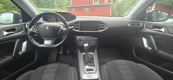 Peugeot 308 SW 2 of 8