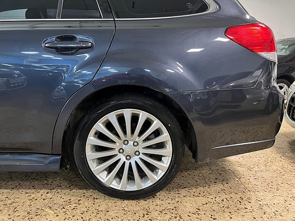 Subaru Legacy 6 of 12