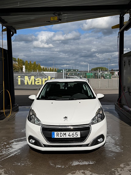 Peugeot 208 2 of 7