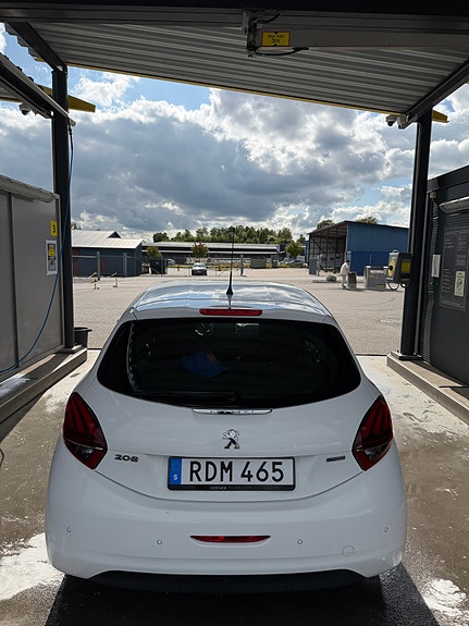 Peugeot 208 3 of 7