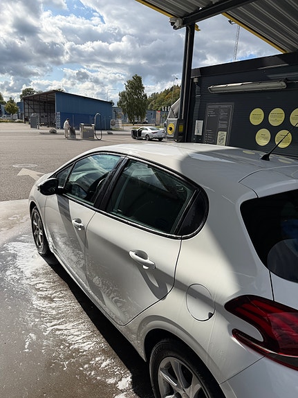 Peugeot 208 4 of 7